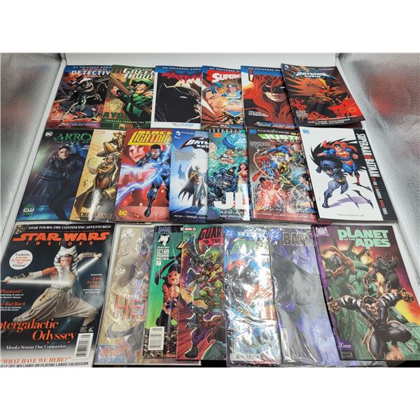 Lot of Assorted Graphic Novels & Comics (Marvel, DC, etc.)