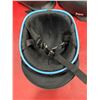 Image 4 : (3) Helmets