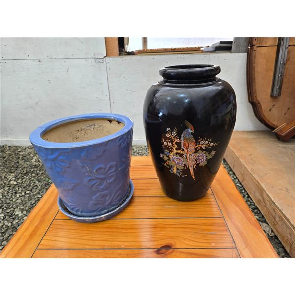 425 --JAPANESE KUTANI-STYLE PORCELAIN VASE AND FLOWER POT