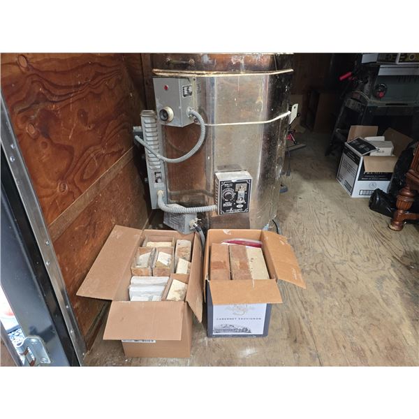 441-  LARGE PARAGON ELECTRIC KILN AND BOXES OF MOLDS