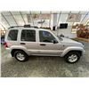 Image 12 : PARKSVILLE - 2002 JEEP LIBERTY SILVER 233807 KMS - D195112