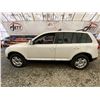 Image 23 : PARKSVILLE - 2006 VOLKSWAGEN TOUREG  WHITE 309705 KMS - D023887