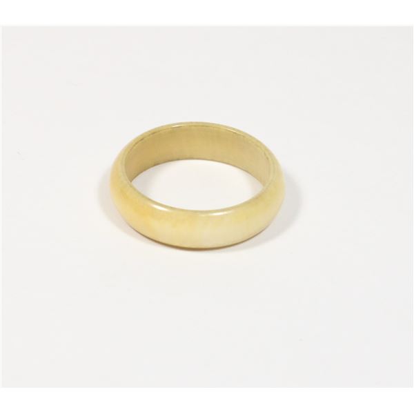 #1522   Vintage Jewelry White  Ring (Size 6)