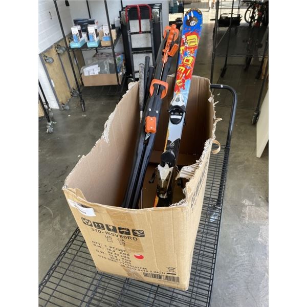 KIDS SKIS, GOLF CLUBS, AND MOUNT RACK