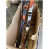 Image 2 : KIDS SKIS, GOLF CLUBS, AND MOUNT RACK