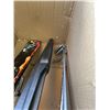Image 4 : KIDS SKIS, GOLF CLUBS, AND MOUNT RACK