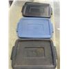 Image 3 : 4 RUBBERMAID TOTES WITH 3 LIDS