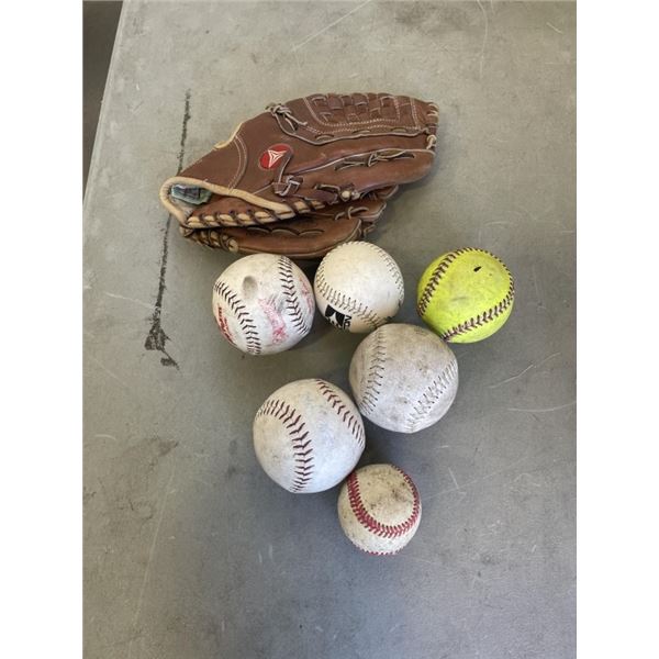 BASEBALL MITT WITH 6 SOFTBALLS