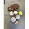 Image 1 : BASEBALL MITT WITH 6 SOFTBALLS