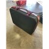 Image 4 : 2 LARGE VINTAGE SUITCASES