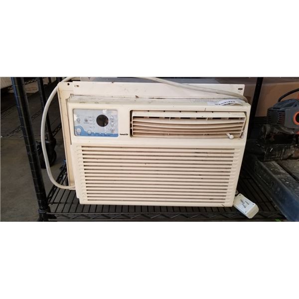 WINDOW AC UNIT 8200BTU - WORKING