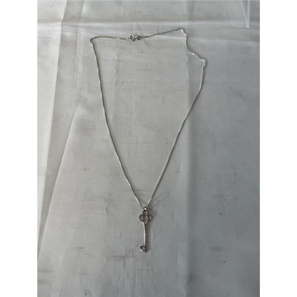 STERLING SILVER CHAIN AND KEY PENDANT MARKED 925, 20" LENGTH