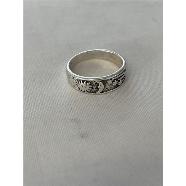 STERLING SILVER RAISED ENGRAVED SUN, MOON, STARS RING BAND MARKED 925 PG SIZE 7.5