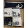 Image 3 : 2 TRAYS OF NECKLACES AND 6 DINNER RINGS