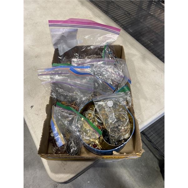 TRAY OF ASSORTED ESTATE JEWELLERY