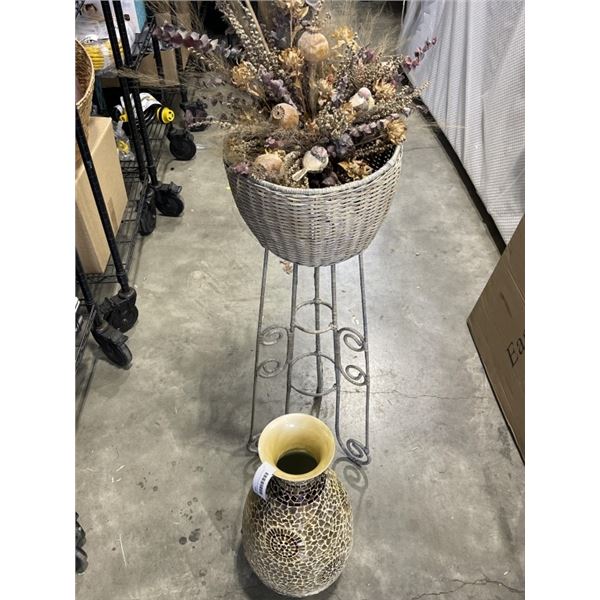 WICKER PLANTER ARTIFICIAL BOUQUET AND VASE