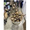 Image 4 : WICKER PLANTER ARTIFICIAL BOUQUET AND VASE