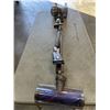 Image 3 : DYSON V8 CORDLESS VACUUM WORKING