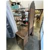 Image 5 : ANTIQUE VANITY DRESSER WITH MIRROR