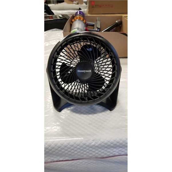 AS NEW HONEYWELL 8" TABLETOP CIRCULATOR FAN - TESTED WORKING