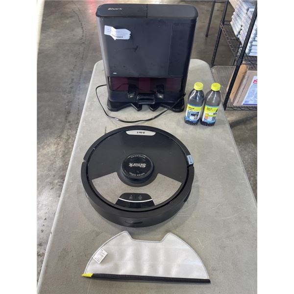 SHARK MATRIX 2 IN 1 VAC AND MOP ROBOT WORKING