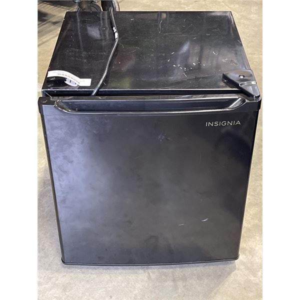 INSIGNIA COMPACT BAR FRIDGE, WORKING AND CLEAN