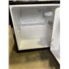 Image 3 : INSIGNIA COMPACT BAR FRIDGE, WORKING AND CLEAN