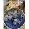 Image 2 : LARGE BOX OF KITCHEN ITEMS - FRYING PANS, NEW BAKING SHEETS, ETC