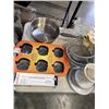 Image 3 : LARGE BOX OF KITCHEN ITEMS - FRYING PANS, NEW BAKING SHEETS, ETC