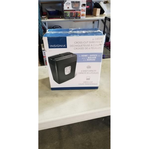 INSIGNIA 6 SHEET CROSSCUT SHREDDER WORKING