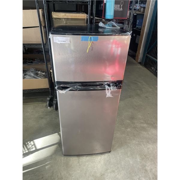 INSIGNIA 4 CUBIC FOOT FRIDGE AND FREEZER WORKING