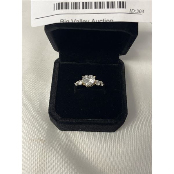 NEW 14K GOLD PLATED 2.0CT HEART CUT SIMULATED DIAMND (CZ) RING, SIZE 7