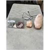Image 1 : 2 SALT LAMPS AND VARIOUS CRYSTALS