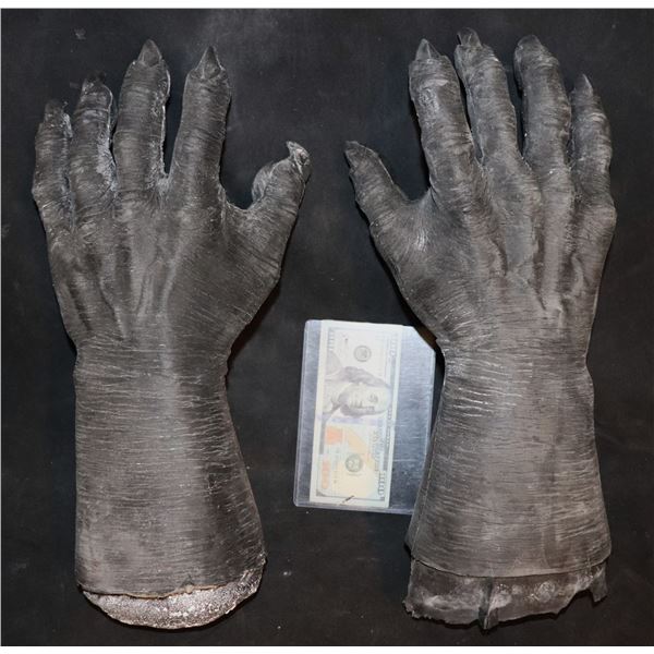HALLOWEEN HORROR NIGHTS WEREWOLF VINTAGE CLAWS MASTERS UNIVERSAL STUDIOS