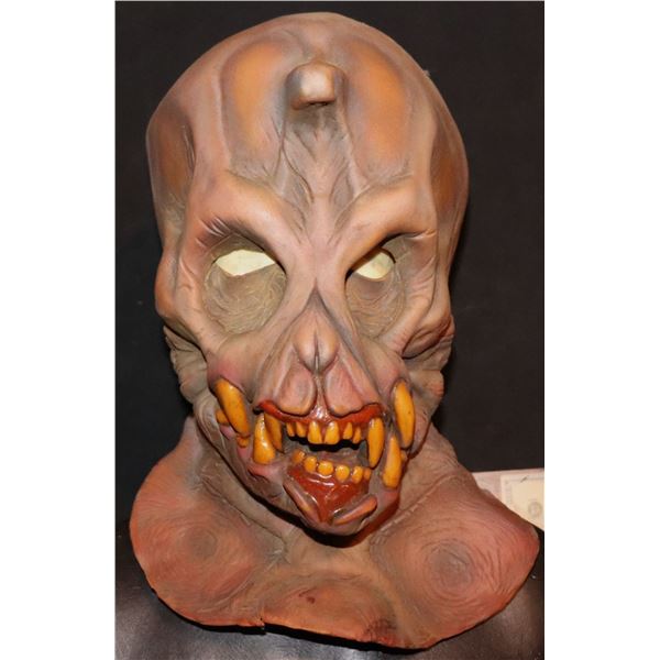 HORNED ALIEN CREATURE MONSTER DEMON VINTAGE LATEX MASK