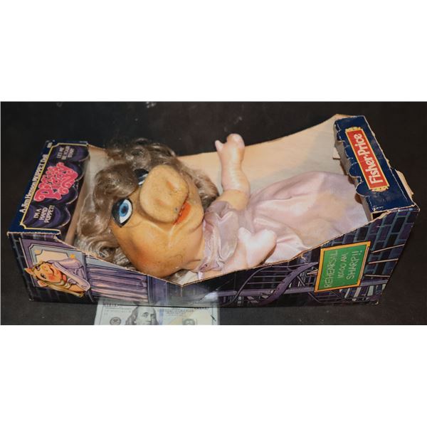 THE MUPPET SHOW MISS PIGGY FISHER PRICE PUPPET PLUSH TOY IN THE BOX