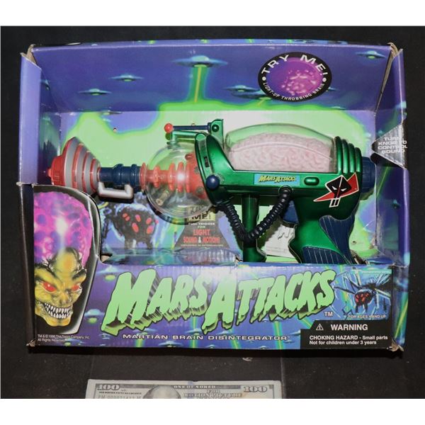 MARS ATTACKS MARTIAN BRAIN GUN 1996 MINT IN THE BOX