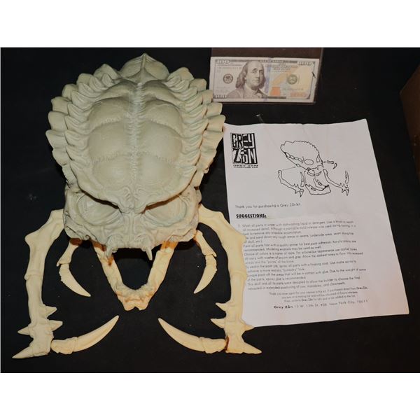 PREDATOR ALIEN SKULL VINTAGE PREDATORY MODEL KIT UN-BUILT W/ INSTRUCTIONS & BOOX