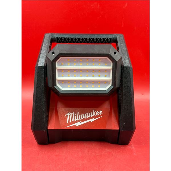 Milwaukee Rover Dual Power Flood Light