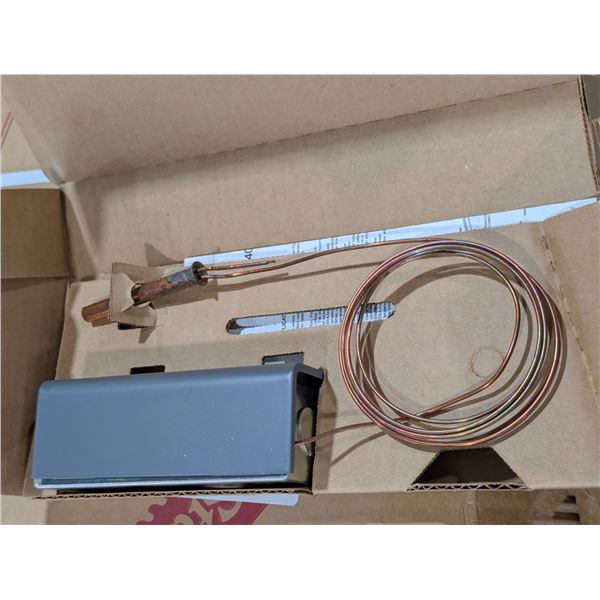 LOT:2 AQUASTAT CONTROLLERS 100-240F HONEYWELL#L4008A-1015