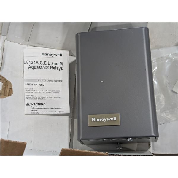 AQUASTAT TRIPLE RELAY 120v 60hz  HONEYWELL L8124A 1049