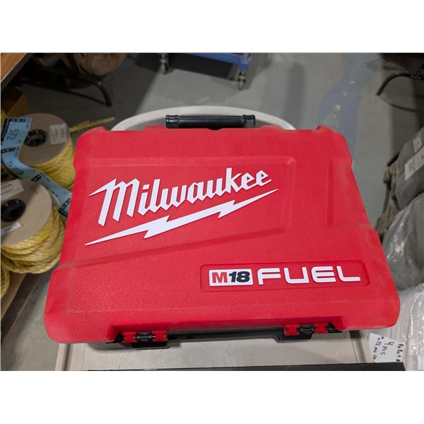 ENS DE PERCEUSE/TOURNEVIS 1/2"dr. AVEC CHAR. & 2 BATT MILWAUKEE M18 FUEL # 260322