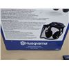 Image 2 : ENS DE PROTECTION  HUSQVARNA (PROTECTEURS D'OREILLES, LUNNETTES,  GANTS & PROTECTIONS POUR LES JAMBE