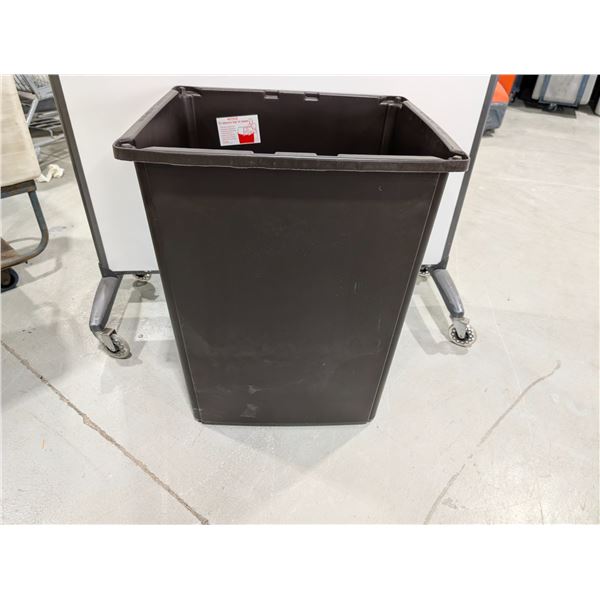 RÉCIPIENT EN PLASTIQUE 25"x22"x31" 56gal RUBBERMAID