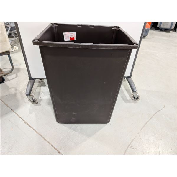 RÉCIPIENT EN PLASTIQUE 25"x22"x31" 56gal RUBBERMAID