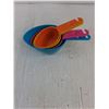 Image 4 : (14) Pokemon Cards and Set of Measuring Cups