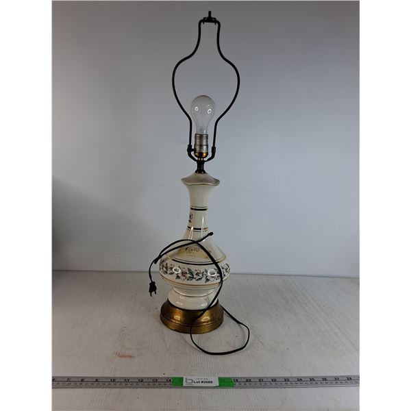 *Vintage Ceramic Table Lamp ( powers on, as is) - PICK UP ONLY