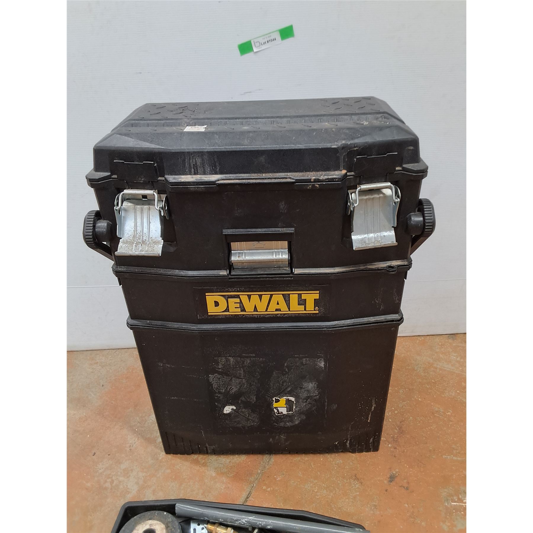 *DeWalt Rolling Toolbox w/Plastic Caddy 28