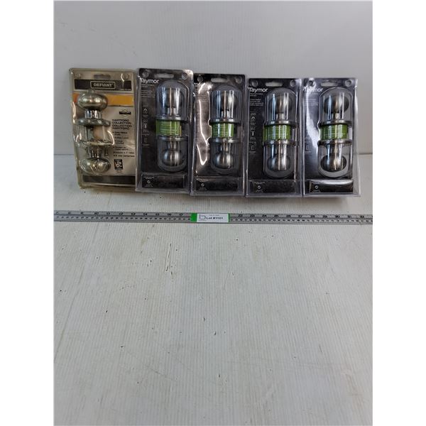 (4) NOS Hall/Closet Door Knobs and (1) 4-Way latch with Keys NOS