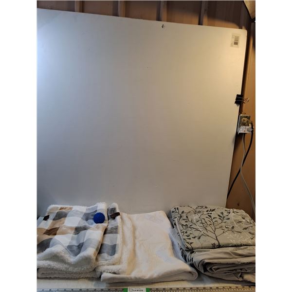 Approx. King Size Duvet Cover, Sheet, (3) Pillowcases